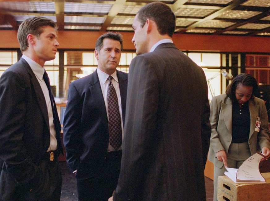 Les agents Taylor (Enrique Murciano) et Martin Fitzgerald(Eric Close) en pleine discussion avec leur supérieur Jack Malone (Anthony LaPaglia)