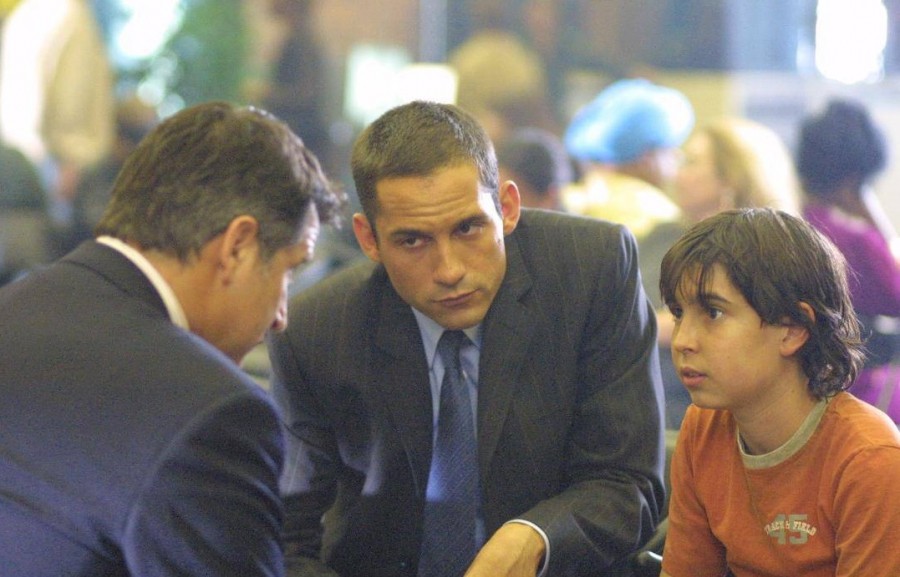Jack Malone (Anthony LaPaglia) et Danny Taylor (Enrique Murciano) interrogent un jeune garçon