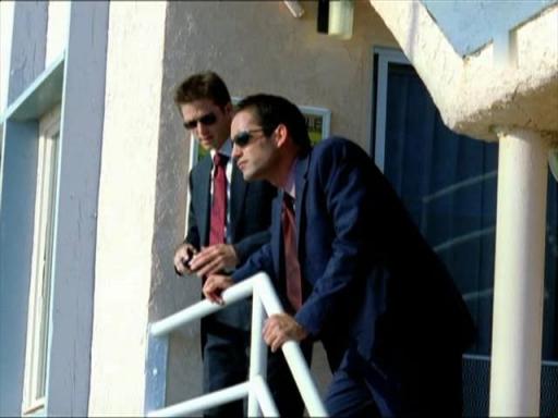 Danny Taylor (Enrique Murciano)  et Martin Fitzgerald (Eric Close) enquêtent