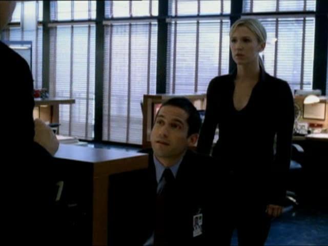 Les agents Taylor et Spade aux bureaux du FBI