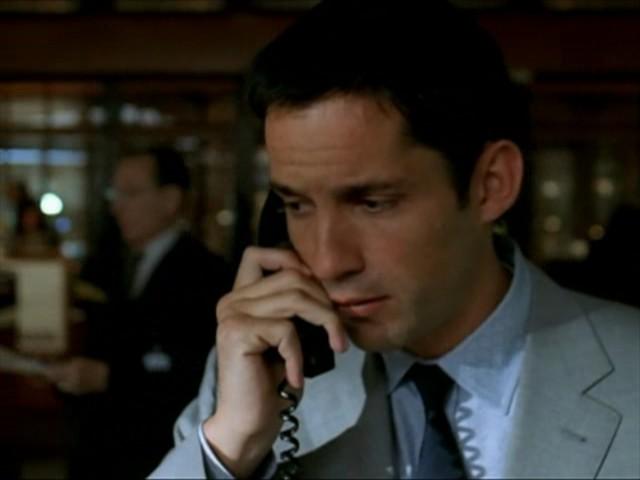 L'agent Danny Taylor (Enrique Murciano) au téléphone