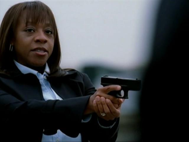 L'agent Johnson (Marianna Jean-Baptiste) une arme à la main