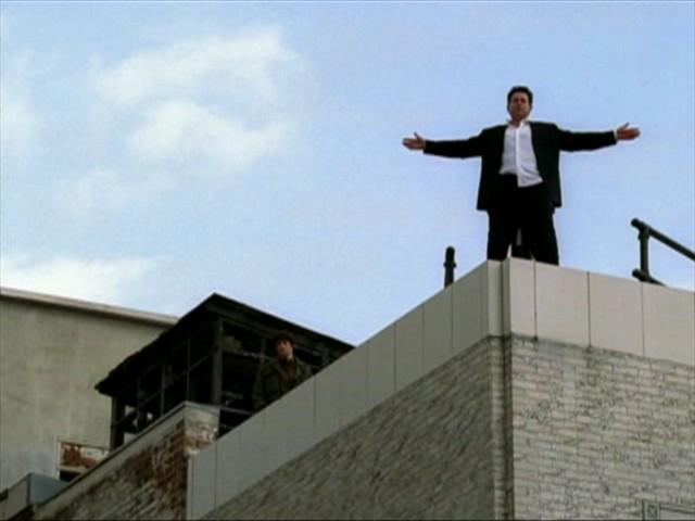 Jack Malone (Anthony LaPaglia) sur un toit