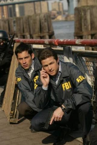 L'agent Danny Taylor (Enrique Murciano) et l'agent Martin Fitzgerald (Eric Close)
