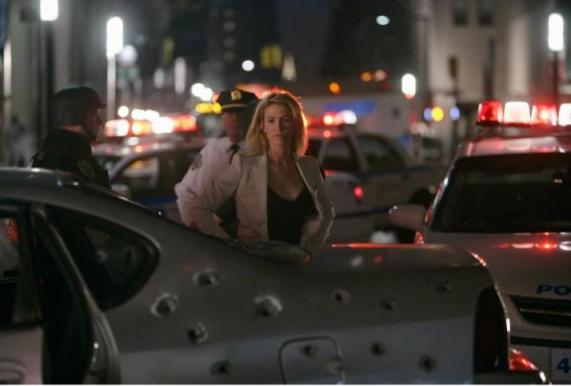 Samantha Spade (Poppy Montgomery) observe la voiture criblée de balle