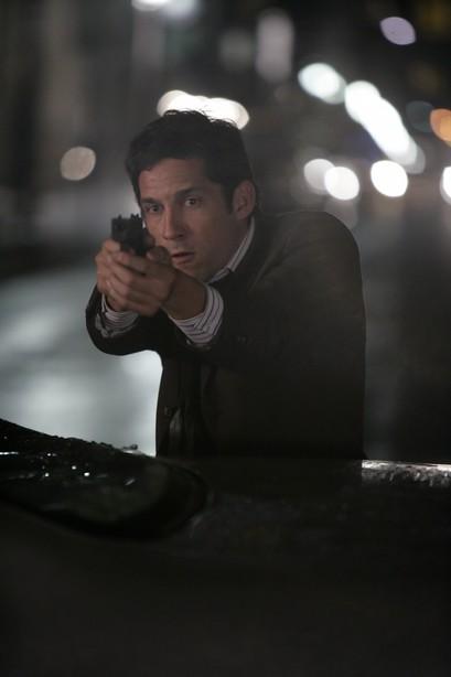 L'agent Danny Taylor (Enrique Murciano) arme au poing