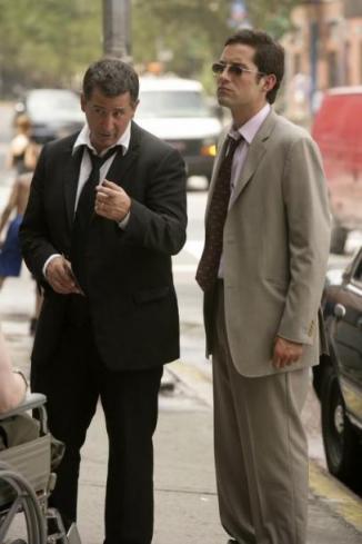 L'agent Danny Taylor (Enrique Murciano) et l'agent Malone (Anthony LaPaglia) sur le terrain