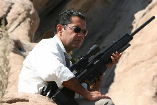  Hector Cruz (Carlos Gomez) se tient prêt avec son arme à portée de main