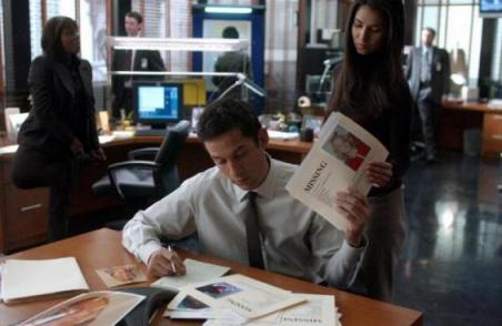 Danny Taylor (Enrique Murciano) étudie ses dossier sous le regard d'Elena