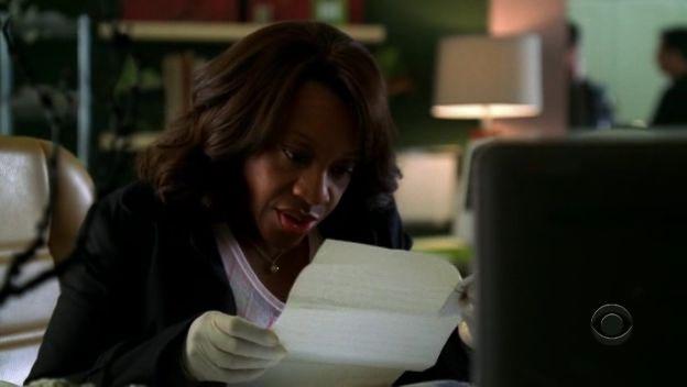 L'agent Johnson (Marianna Jean-Baptiste) concentrée sur ce qu'elle lit