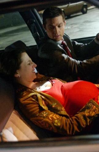 Une femme enceinte semble être prête à accoucher dans la voiture