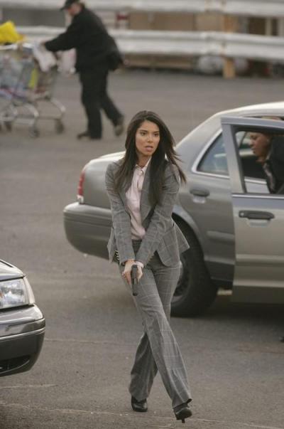 Elena Delgado (Roselyn Sanchez) arrive pour apporter son aide