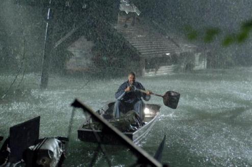 Aaron Gibbs (Eriq La Salle ) sur une barque au milieu des débris