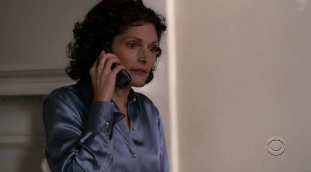 Anne (Mary Elizabeth Mastrantonio) au téléphone