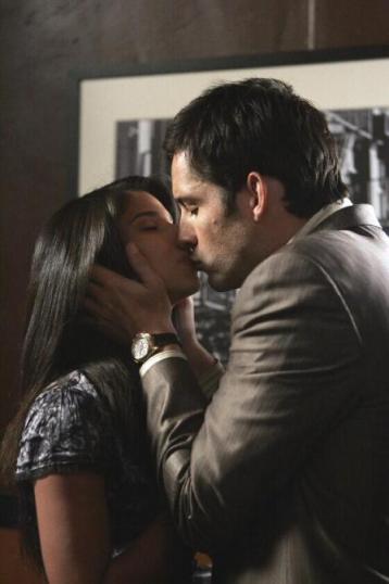 Danny et Elena s'embrassent