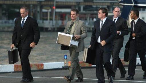  l'inspecteur Grant Mars (James Marsters)  porte un carton