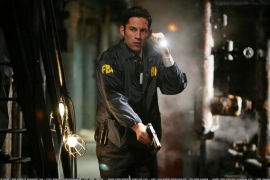 L'agent Danny Taylor (Enrique Murciano) est prudent